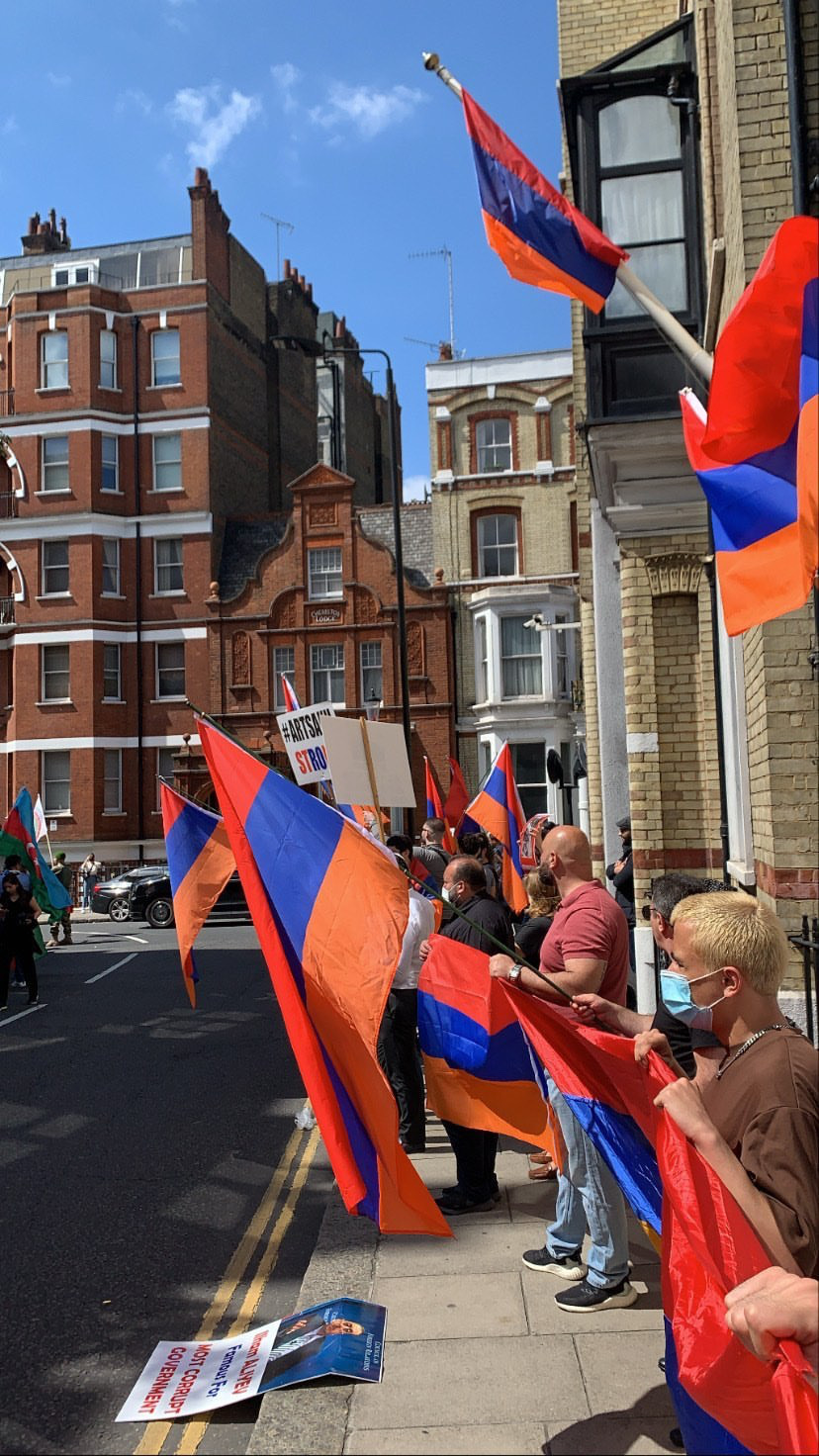 BREAKING NEWS: Azerbaijanis Attack Armenians During Protest In London, England.